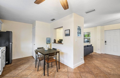 Oakland Park House | An elegant oasis, surrounded by palm trees, private backyard, close to the beach