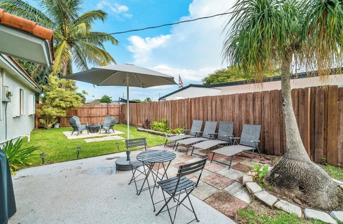 Oakland Park House | An elegant oasis, surrounded by palm trees, private backyard, close to the beach