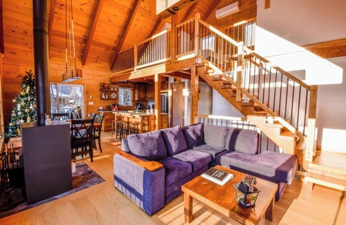 Pine Hill Ski Chalet | An enchanting wooden chalet for a relaxing stay in the heart of nature.