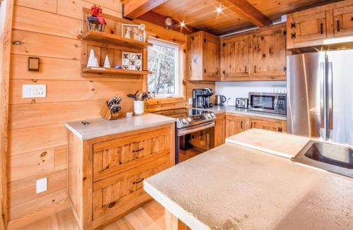 Pine Hill Ski Chalet | An enchanting wooden chalet for a relaxing stay in the heart of nature.
