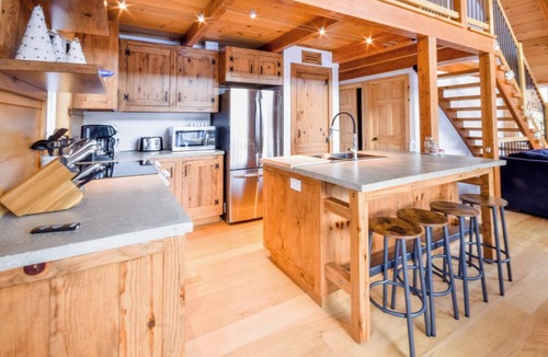 Pine Hill Ski Chalet | An enchanting wooden chalet for a relaxing stay in the heart of nature.