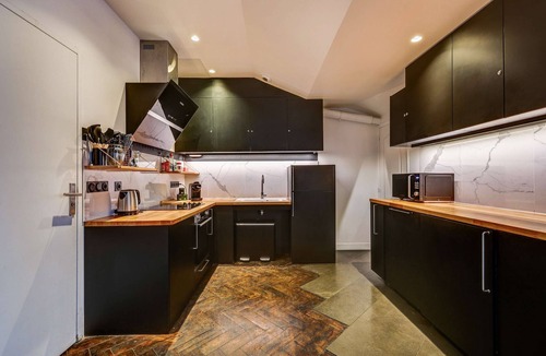 Quartier de la Porte-Saint-Denis Apartment | AN IDEAL BLEND OF COMFORT, PARISIAN CHARM-JUST STEPS FROM PLACE DE LA RÉPUBLIQUE