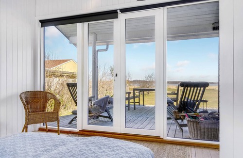 Kulhuse House | An idyllic setting with cozy furnishings and barrier-free views of the fjord.