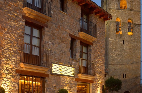 Ainsa-Sobrarbe Apartment | An immaculate apartment in old square of Ainsa