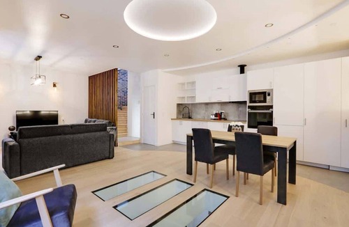 Quartier de la Goutte-d'Or House | An Inviting 2-BR/1BA Townhouse in Marx Dormoy