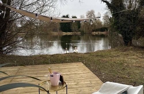 Trigny Cabin | An unusual night on the lakeshore under a Dome