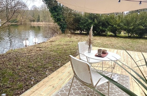 Trigny Cabin | An unusual night on the lakeshore under a Dome