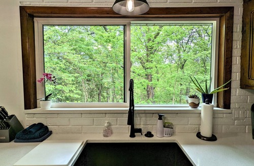 Manhattan House | An Updated, Secluded family friendly home with Fast Wifi
