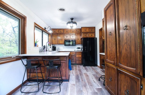 Manhattan House | An Updated, Secluded family friendly home with Fast Wifi