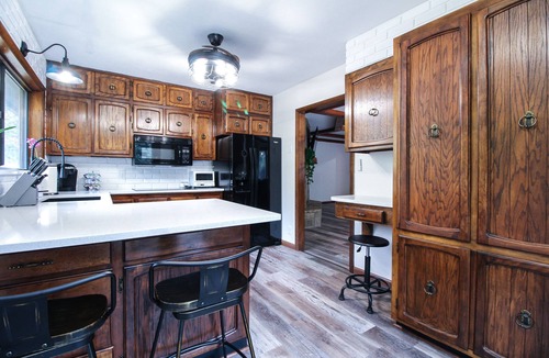 Manhattan House | An Updated, Secluded family friendly home with Fast Wifi