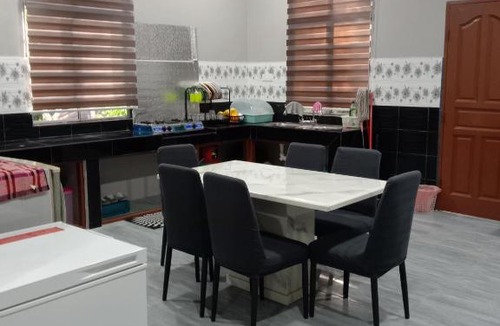 Kampung Chap House | Anaqi gelang mas