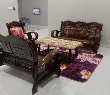 Kampung Chap House | Anaqi gelang mas