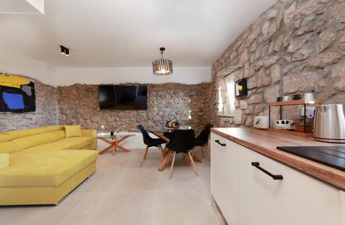 Prizna House | Ana’s Stone House Jurčić Kalić with the Pool
