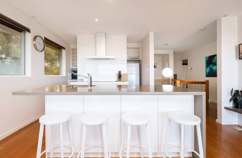 Frankston House | Anchor Beachfront | Pet Friendly on the Beach