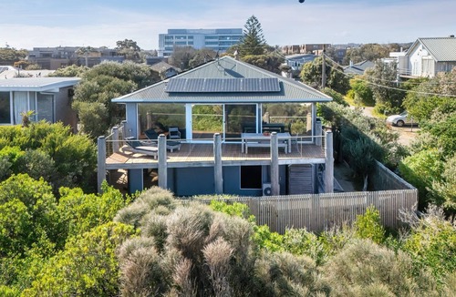 Frankston House | Anchor Beachfront | Pet Friendly on the Beach