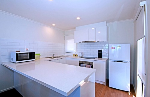 Lorne Hotel | Anchorage Motel and Villas