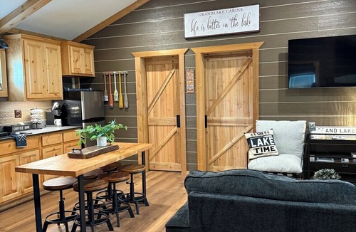 Cleora Cabin | Anchors Away Lodge - gorgeous deck & hot tub. Pet friendly