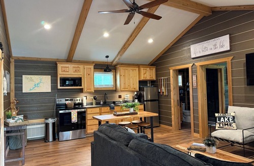 Cleora Cabin | Anchors Away Lodge - gorgeous deck & hot tub. Pet friendly