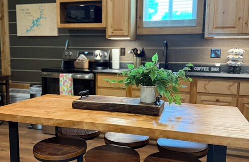 Cleora Cabin | Anchors Away Lodge - gorgeous deck & hot tub. Pet friendly