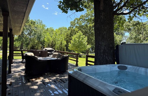 Cleora Cabin | Anchors Away Lodge - gorgeous deck & hot tub. Pet friendly