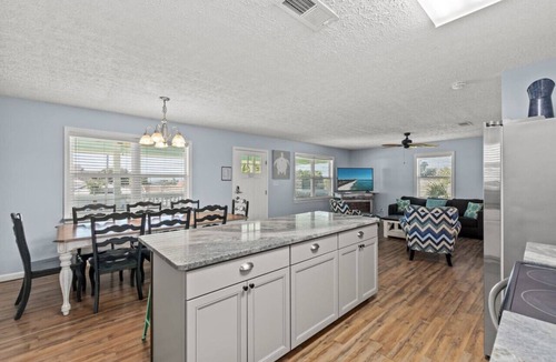 El Centro Beach House | Anchors Away ~ Gulf View with Private Pool, Golf Cart & Fire Pit