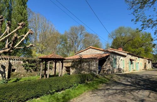 Saint-Vincent-Sterlanges House | Ancien Moulin avec Terrasse et Cheminée, Saint-Vincent-Sterlanges - FR-1-426-608