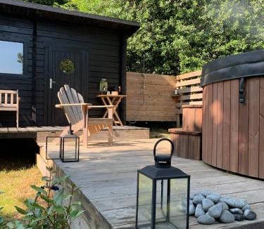 Saint-Merd-les-Oussines Bed & Breakfast | Ancien Prieure Chambre King Size avec sauna et bain nordique privatifs en extérieur