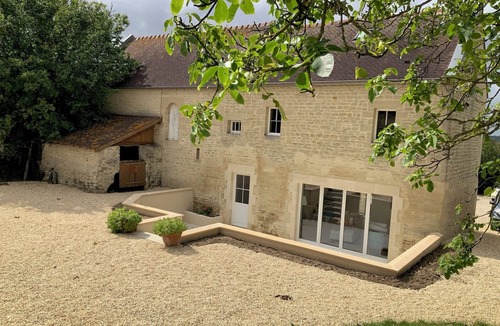 Saint-Gabriel-Brecy Cottage | Ancienne Grange Rénovée, Entre mer et Campagne