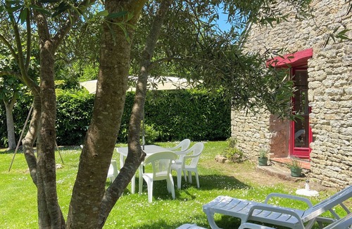 Plomeur House | Ancienne Grange en Pierres, Cadre Verdoyant et à 5 mn des Plages de Sable fin
