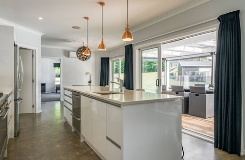 Acacia Bay House | And Relax with pool and wifi