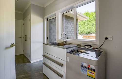 Acacia Bay House | And Relax with pool and wifi