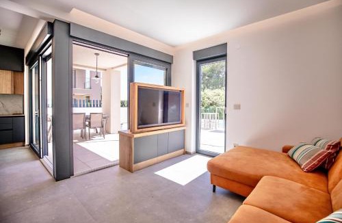 Artatore Apartment | Andrea Deluxe Apartment with Pool