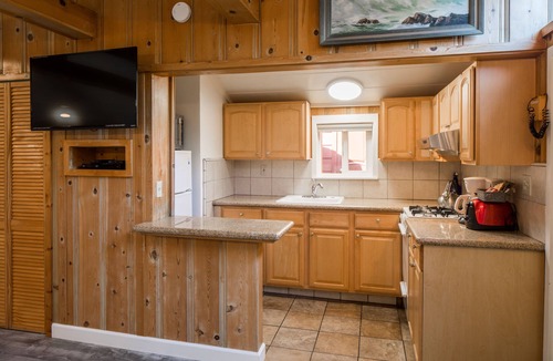 Pacific Grove Hotel | Andril Fireplace Cottages
