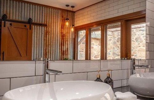 Angaston House | Angaston Saleyards Luxury Accommodation