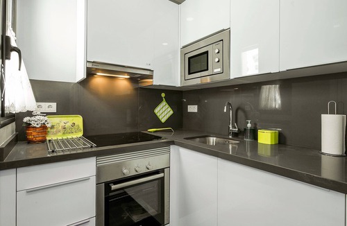 Santa Cruz Apartment | Angeles 1E. 2 bedrooms, 2 bathrooms next to the Cathedral