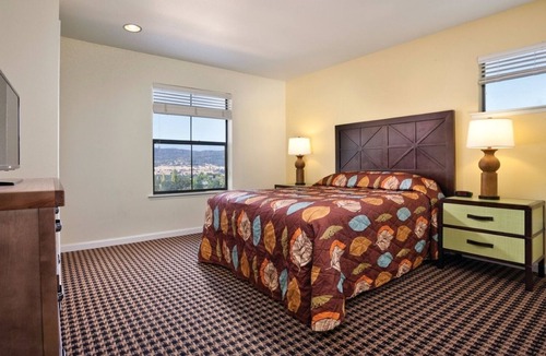 Angels Camp Resort | Angels Camp | Group Mountain Getaway | Pool + Golf | 3BR Sleeps 8
