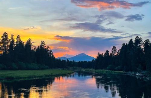 Oregon Water Wonderland House | Anglers Oasis! Group-Friendly Deschutes River Gem