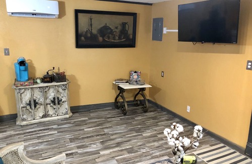 Cleburne House | Anglin Cottage Apartment