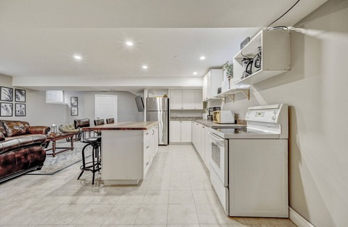 East Gwillimbury Apartment | Animal Sanctuary on 10 Acres w/Hottub and Sauna