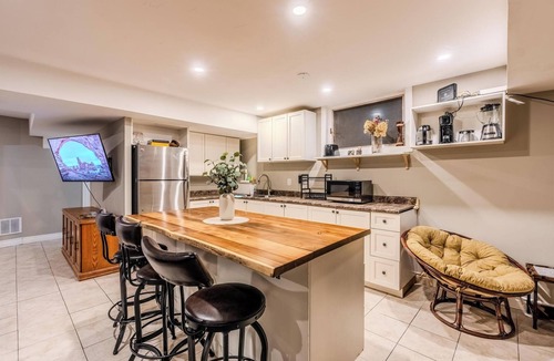 East Gwillimbury Apartment | Animal Sanctuary on 10 Acres w/Hottub and Sauna