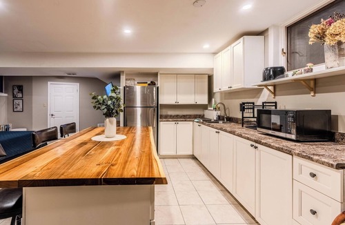 East Gwillimbury Apartment | Animal Sanctuary on 10 Acres w/Hottub and Sauna