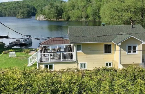 Val-des-Monts Cottage | Anira's beautiful waterfront Cottage on TwinLake with Hot tub