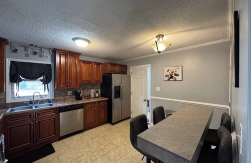 Jacksonville House | Ann’s Abode – Modern 3BR Furnished Garage Loungen Sleeps 8 comfortably