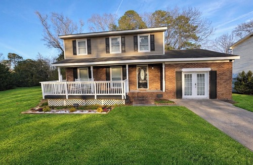 Jacksonville House | Ann’s Abode – Modern 3BR Furnished Garage Loungen Sleeps 8 comfortably