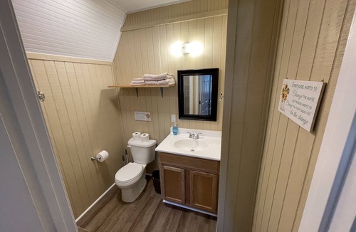 Hattiesburg Cottage | Anna Kay's Lake Chalet