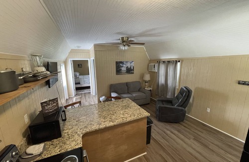 Hattiesburg Cottage | Anna Kay's Lake Chalet