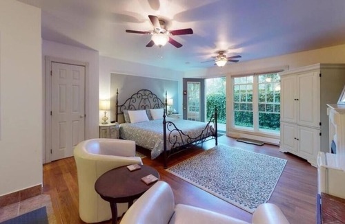 Wolfville Bed & Breakfast | Annapolis Suite HotTub, KingBd, Downtown