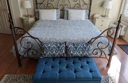 Wolfville Bed & Breakfast | Annapolis Suite - Private HotTub, KingBd, DT