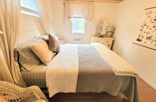 Bay of Fundy & Annapolis Valley Cottage | Annapolis Valley Lakefront Vacation Home with Outdoor Pizza Oven