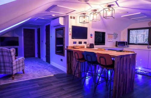 Ossett Apartment | Annex, 2 Bed, Sleeps 4, Parking